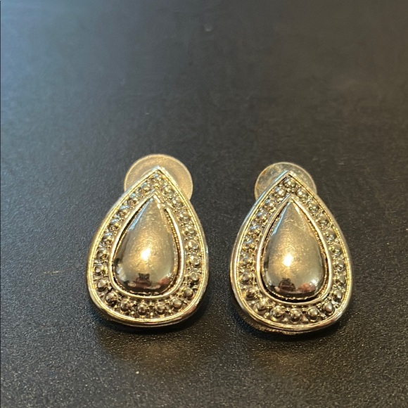 Elegant Silver Teardrop Earrings - Picture 1 of 4
